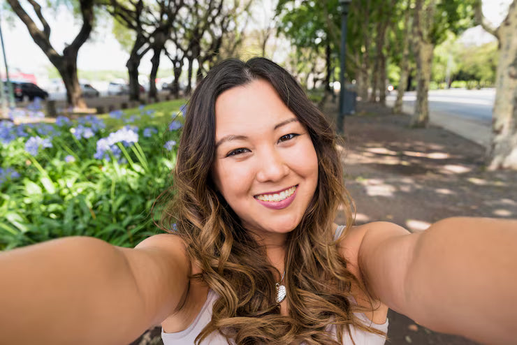 files/retrato-mujer-joven-sonriente-tomando-selfie-parque_23-2148027178.avif